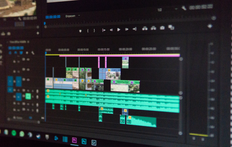 Schnittansicht in einem Videobearbeitungsprogramm mit mehreren Clips und Änderungen.